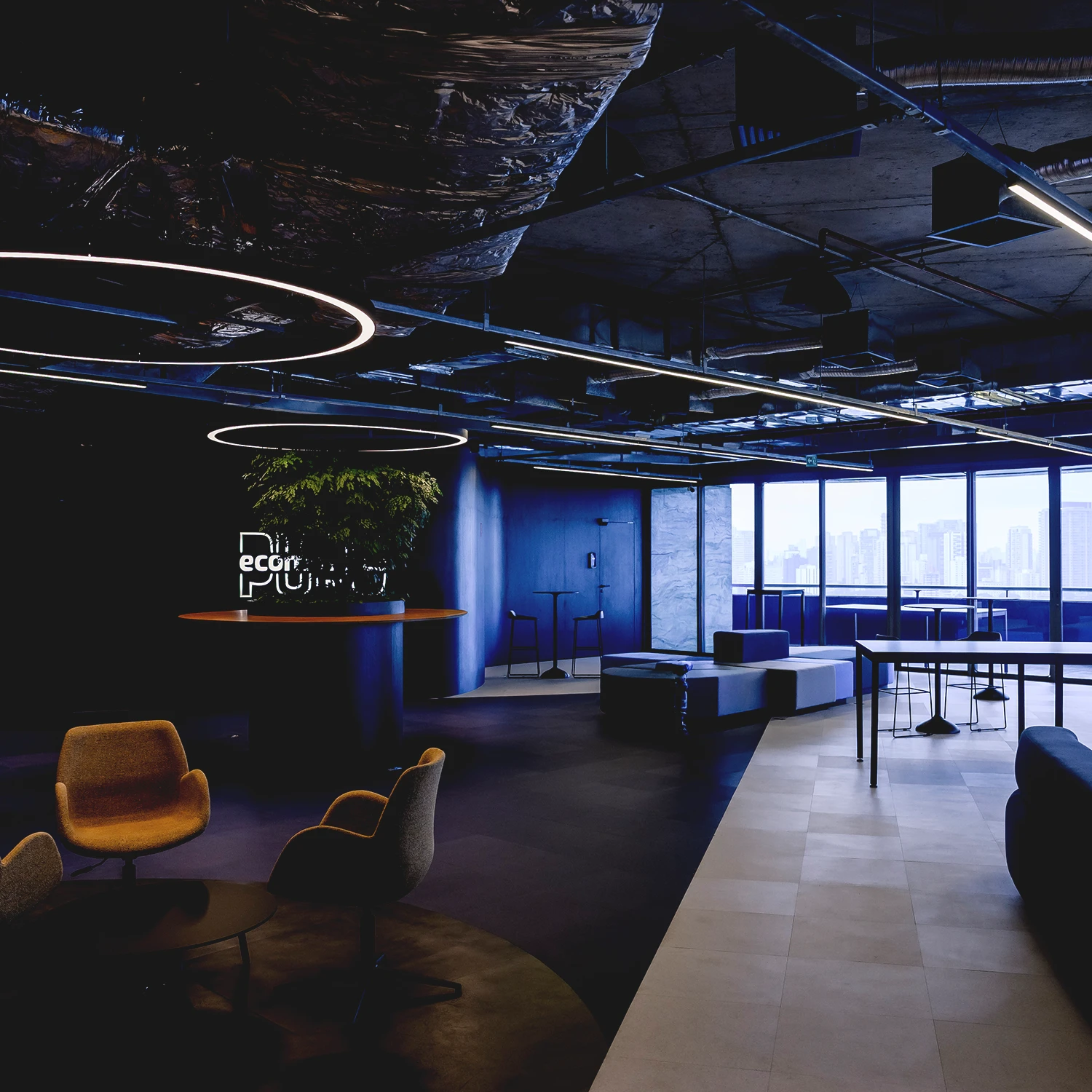 Lounge com poltronas e logo Ecommerce Puro